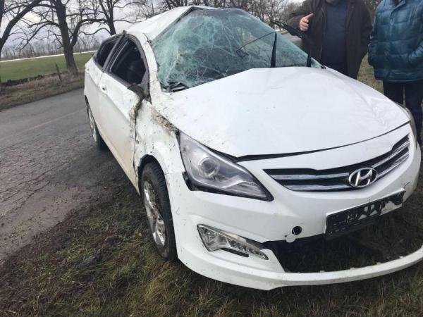 На Ставрополье перевернулся автомобиль «Хендэ», пострадали два человека